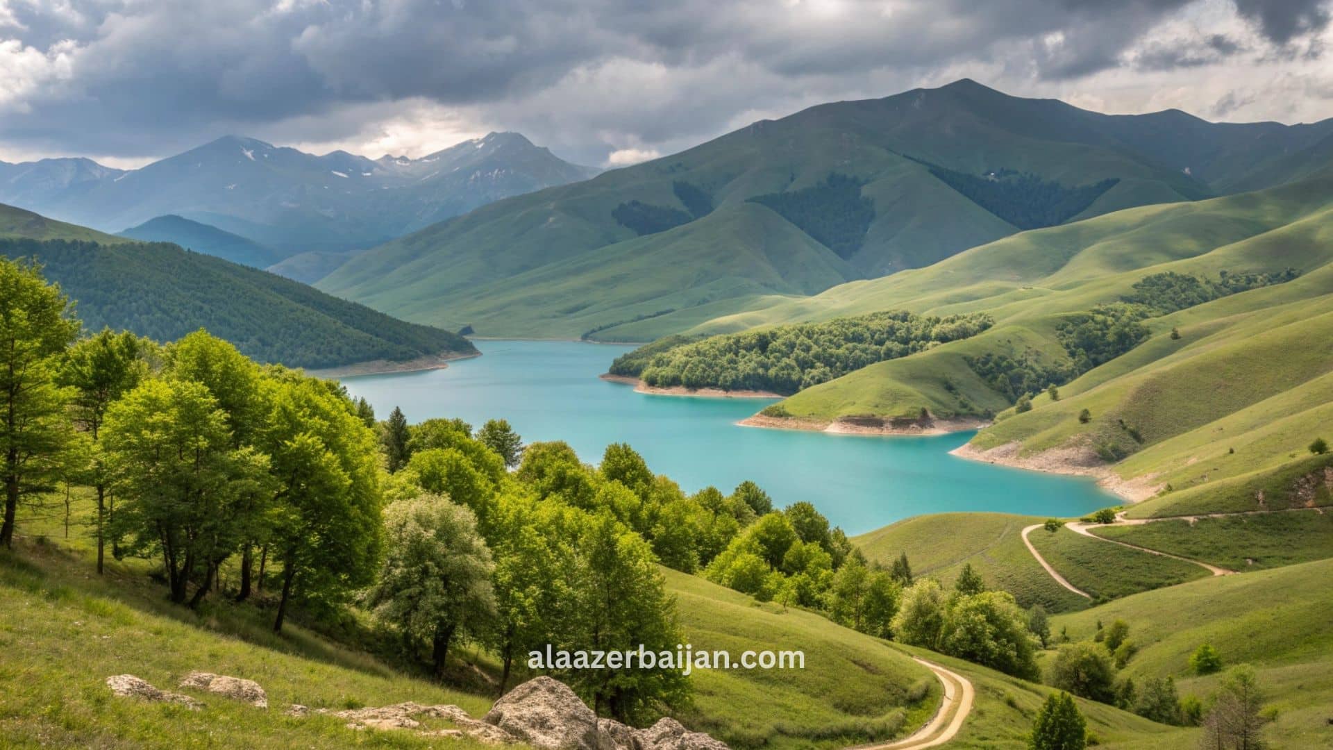 السياحة في أذربيجان لعام 2026، مع صور لأبراج الشعلة وكورنيش باكو وطبيعة غابالا وشكي، وإشارات للأنشطة والفعاليات لعام 2026